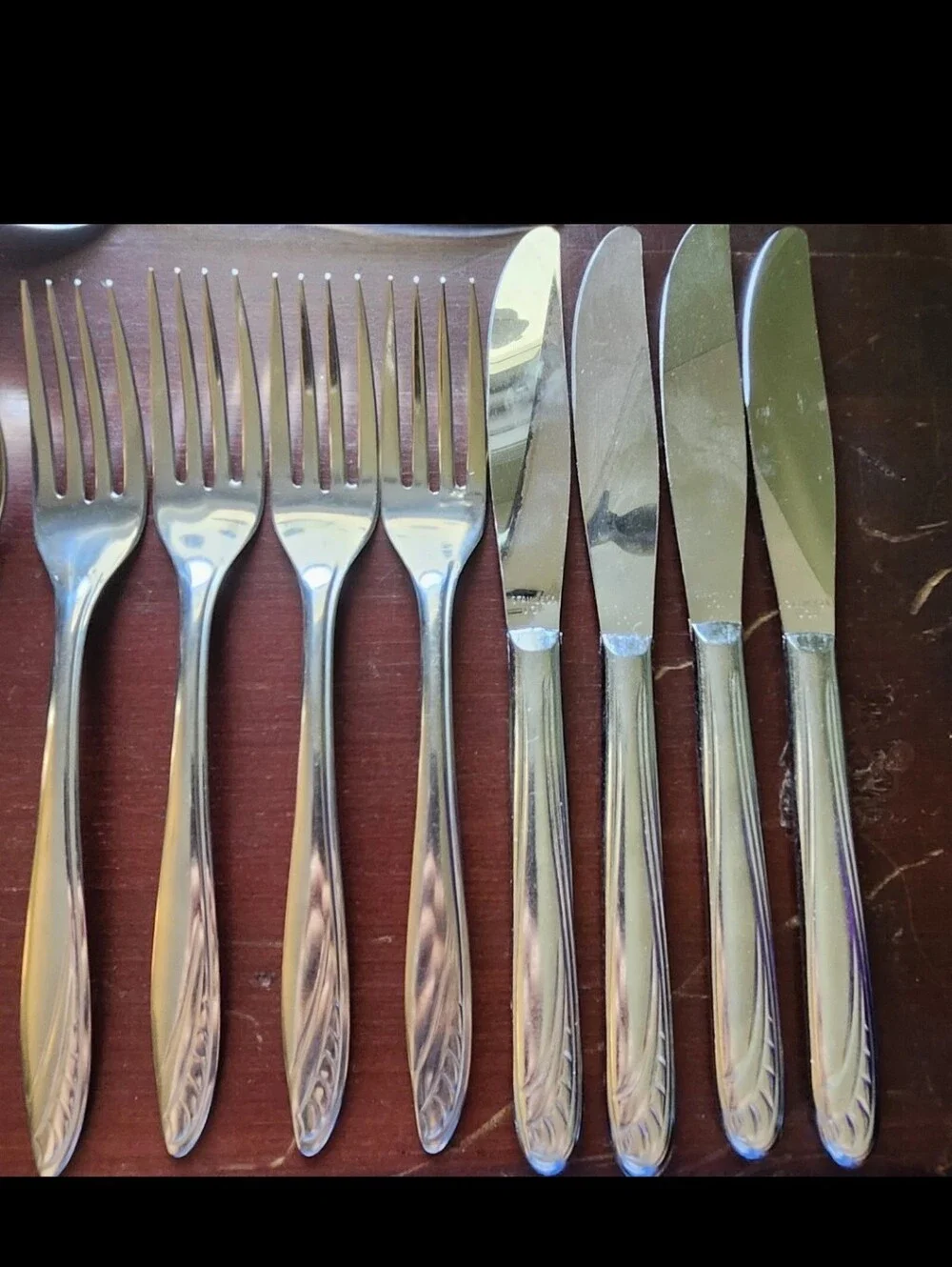 Majesco MJS3 16 Piece Silverware Set 4 Tablespoons, Teaspoons, Forks & Knives